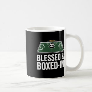 Mug Béni et encadré sur le terrain de football Byll av