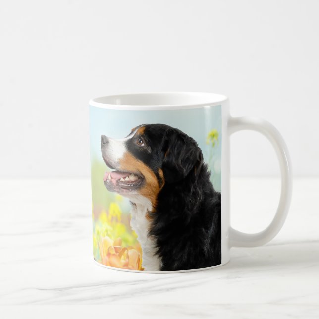 Mug Bernese Mountain dog in the flower garden (Droite)