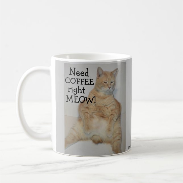Mug Besoin de café tout de suite ! Gros chat Manx assi (Gauche)