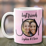 Mug Best Friends Photo Pink<br><div class="desc">Décorez cette tasse à café rose tendance avec une photo de vous et de votre meilleur ami. Il dispose d'une typographie élégante et est facilement personnalisable avec votre photo et vos noms.</div>
