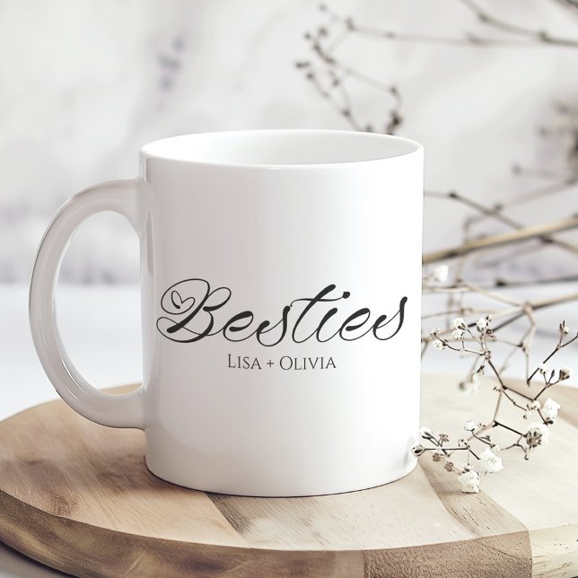 Mug Besties Nom personnalisé Meilleur ami (Besties Custom Name Best Friend Coffee Mug on a sunny boho wooden kitchen table.)