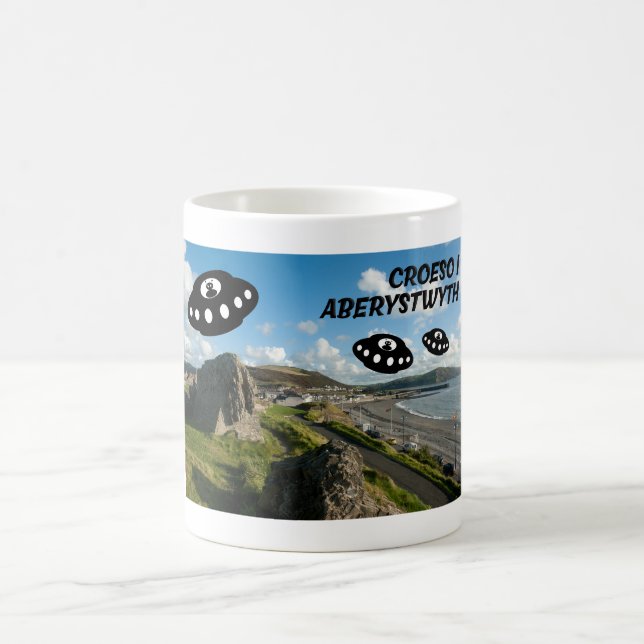 Mug Bienvenue à Abersytwyth avec quelques vi extraterr (Centre)