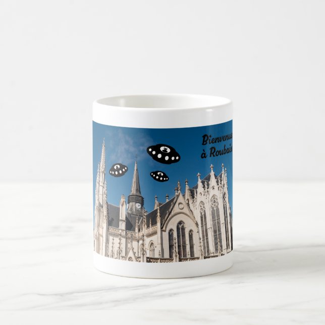 Mug Bienvenue à Roubaix. Les OVNI vous souhaitent la b (Centre)