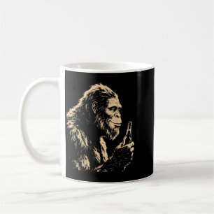 Mug Bigfoot buvant de la bière drôle de Sasquatch art