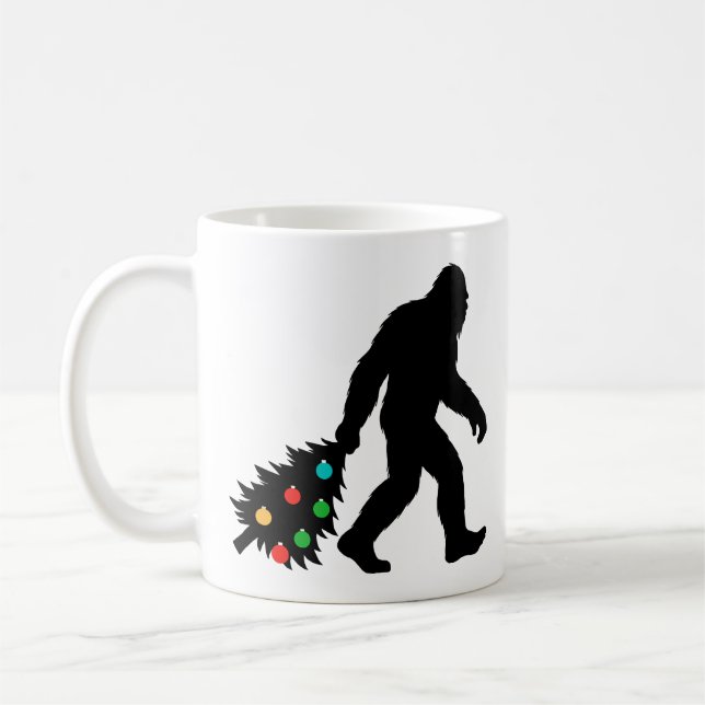 Mug Bigfoot Dragging Christmas Tree  (Gauche)