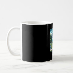 Mug Bigfoot marche dans le champ de fleurs forêt sasqu