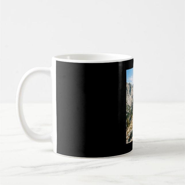 Mug Bigfoot randonnée drôle de sasquatch avec sac à do (Gauche)