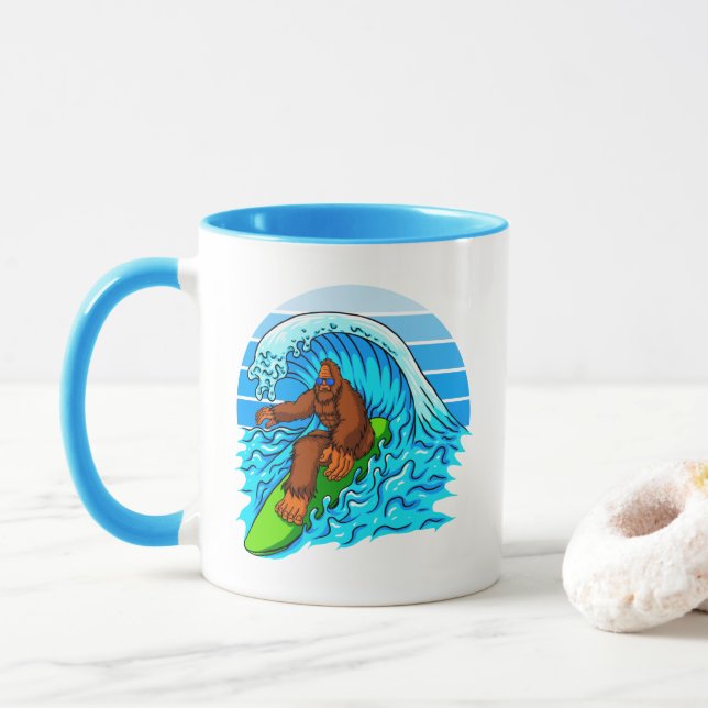 Mug Bigfoot Surfant sur les Vagues Amusement Sasquatch (Avec donut)