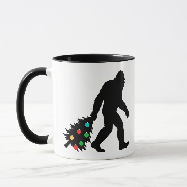 Mug Bigfoot traînant un arbre de Noël (Gauche)