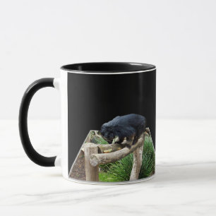 Mug Binturong (Bearcat) Se Trouvant Sur Un Journal,