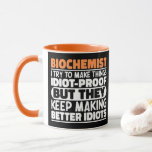 Mug Biochimiste J'Essaie De Faire Des Choses Drôle Drô<br><div class="desc">Drôle Biochimiste Dit "Biochimiste J'Essaie De Faire Des Choses Une Preuve Idiot Mais Ils Continuent À Faire De Meilleures Idiots". Prenez ce dessin drôle de biochimiste comme un cadeau amusant pour une maman,  un papa ou un ami génial.</div>