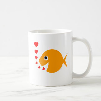 Mug Bisous de caricature de poisson d'or joyeux dans l