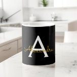 Mug Black Gold Girl Script Monogramme Nom Moderne<br><div class="desc">Monogramme Or et Noir Nom Coupe ou Mug de café ou de café. Cela rend le cadeau parfait pour 16 ans,  mariage,  douche nuptiale,  anniversaire,  baby shower ou bachelorette pour quelqu'un qui aime le luxe glam et les styles chic.</div>