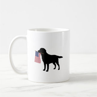 Mug Black Lab Dog Holding Juillet 4 Patriotic USA Drap
