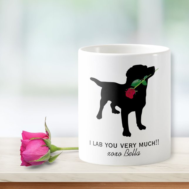 Mug Black Lab Valentine Chien tenant Red Rose (Créateur téléchargé)
