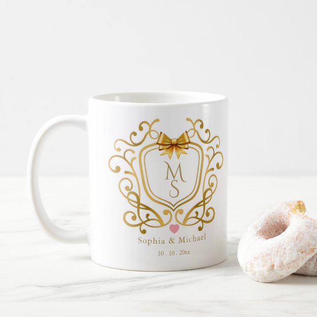 Mug Blason de monogramme doré élégant Mariage personna (Avec donut)