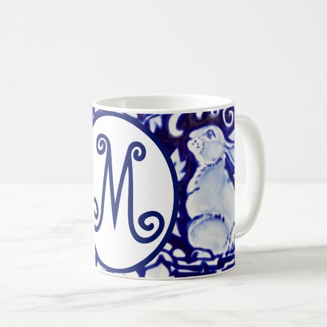 Mug Bleu Blanc Lapin Lapin Floral Monogramme Élégant (Devant droit)