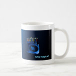 Mug Bleu brillant Chanukkah Menorah<br><div class="desc">Une menorah moderne,  métallique,  bleue de Chanukkah,  avec un lion en silhouette,  contre un arrière - plan sombre et nocturne. Les neuf bougies sont allumées. Le texte hébreu "Chag Chanukkah Sameach" (Hanoukka heureuse) apparaît également en bleu et blanc éclatant. Ajoutez votre propre texte supplémentaire à l'envers.</div>