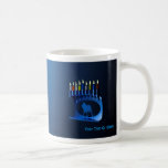 Mug Bleu brillant Chanukkah Menorah<br><div class="desc">Une menorah moderne,  métallique,  bleue de Chanukkah,  avec un lion en silhouette,  contre un arrière - plan sombre et nocturne. Les neuf bougies sont allumées. Ajoutez votre propre texte sur les côtés avant et arrière.</div>