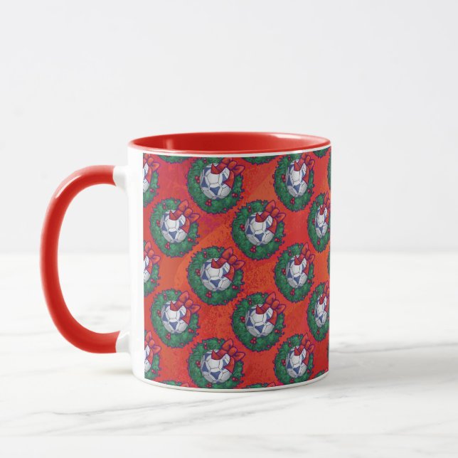 Mug Bleu festif, Motif de balle de football blanc sur  (Gauche)