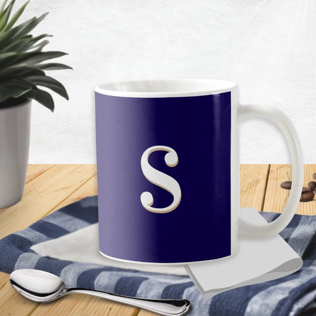 Mug Bleu Marine Simple Élégant Monogramme Initiale (A stylish monogrammed coffee mug, in dark navy blue with white custom initial on both sides)