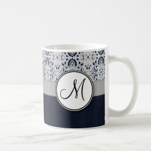 Mug Bleu sur les rayures et le monogramme argentés de