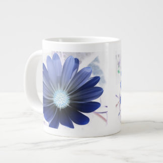 Mug bleu vif à la marguerite africaine