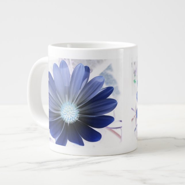 Mug bleu vif à la marguerite africaine (Devant gauche)