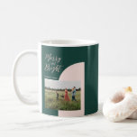 Mug Bloc de couleur moderne Noël Photo de Noël<br><div class="desc">Célébrez la saison avec cette chic tasse photo de vacances. Ce design présente des lettres dorées élégantes "Joyeux et lumineux" avec des blocs de couleurs géométriques roses en or et vert. Vous pouvez personnaliser le texte et insérer votre photo. D'autres conceptions de Noël sont disponibles dans ma boutique BaraBomDesign.</div>