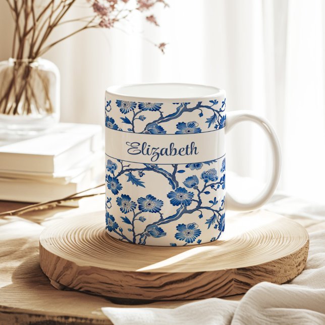 Mug Blue Chinoiserie Floral Nom personnalisé (Blue Chinoiserie Floral Custom Name Coffee Mug on a sunny neutral boho kitchen table.)