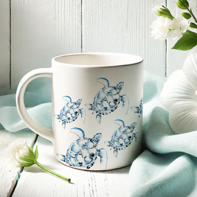 Mug Blue Sea Turtle Beach Thème (Sea turtle mugs blue watercolor art by Victoria Grigaliunas of Do Tell A Belle.)