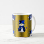 Mug Blue Snowman sur Gold Christmas<br><div class="desc">Un motif de Noël mignon et coloré avec des bonhomme de neige vêtus d'un chapeau et de gilets en velours bleu,  sur un arrière - plan doré festif aux étoiles dorées pour ajouter une touche chic et fantaisiste à vos décorations de maison de Noël cette année.</div>