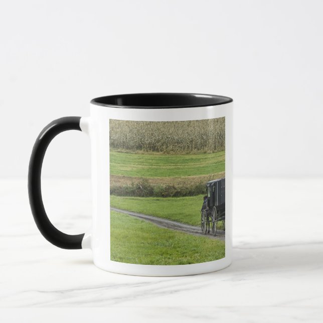 Mug Boguet amish sur la ruelle de ferme, Ohio du (Gauche)