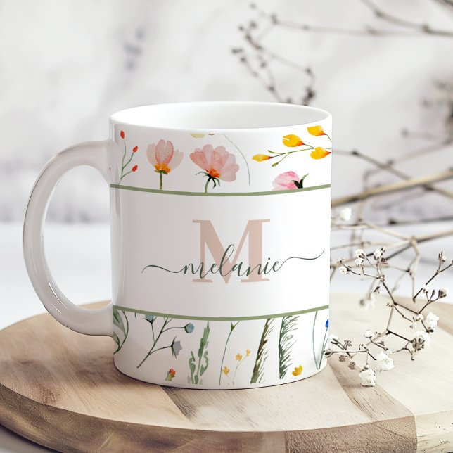 Mug Boho Fleurs sauvages Nom personnalisé Monogramme (Boho Wildflowers Custom Name Monogram Coffee Mug on a sunny boho wooden kitchen table.)