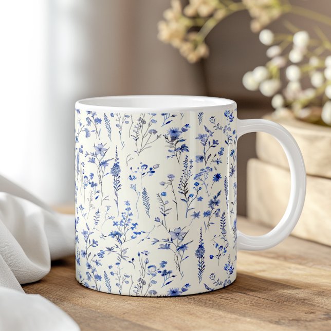 Mug Boho Navy Fleurs sauvages d'aquarelle bleu (Boho Navy Blue Watercolor Wildflowers Coffee Mug on a boho wooden table.)