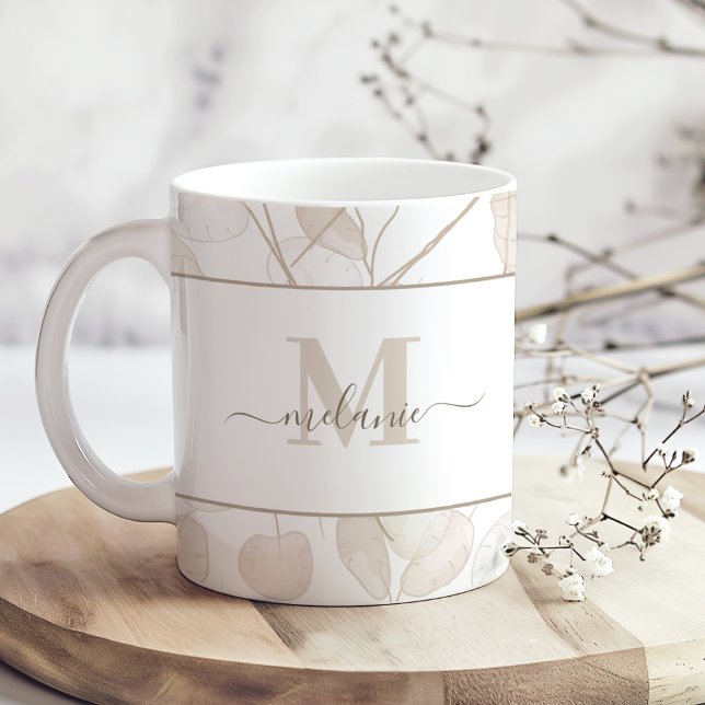 Mug Boho Neutral Lunaria Personnalisé Monogramme et no (Boho Neutral Lunaria Custom Monogram and Name Mug on a sunny boho wooden kitchen table.)