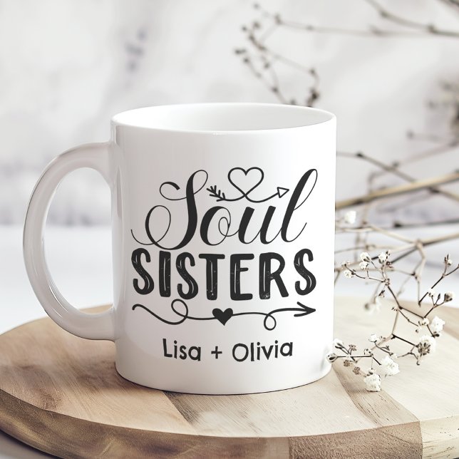 Mug Boho Soul Sisters Nom personnalisé Meilleur Ami (Boho Soul Sisters Custom Name Best Friend Coffee Mug on a sunny boho wooden kitchen table.)
