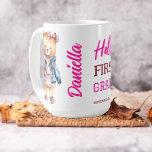 Mug Bonjour premier grade mignon ours en peluche dans<br><div class="desc">Bonjour jeune fille en peluche de première année dans un sac école de veste de première classe cadeaux de fille de première classe tasse personnalisée,  souvenir cadeau pour un élève de première année. .</div>
