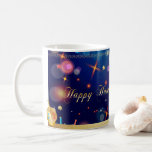 Mug Bonne Hanoukka belle fête juive<br><div class="desc">Happy Hanoukka Beautiful Jewish Holiday Coffee Mug & Cup Design. Arrière - plan juif de vacances Hanoukka avec symboles traditionnels de Chanukah - dragues en bois (dessus filant), beignets, menorah, bougies, étoile de David et lumières brillantes papier peint, motif décoratif pour la maison, Cuisine & Diner, Vaisselle, Mugs & Tasses....</div>