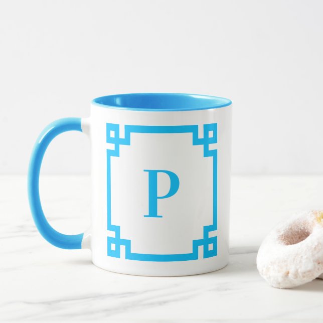 Mug Bordure de clé grecque bleu ciel avec monogramme (Avec donut)