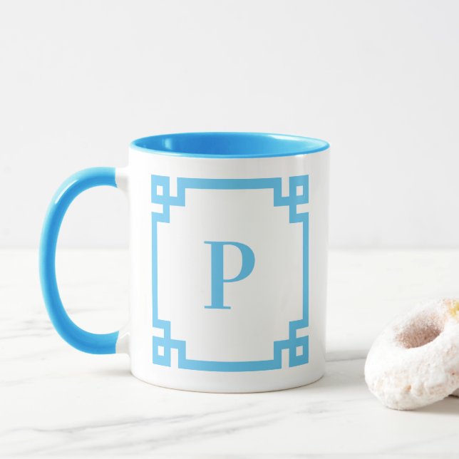 Mug Bordure de clé grecque bleu ciel clair Monogramme (Avec donut)