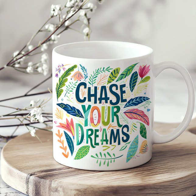 Mug Botanique colorée "Chase Your Dreams" (Colorful Botanical "Chase Your Dreams" Coffee Mug on a boho kitchen table.)
