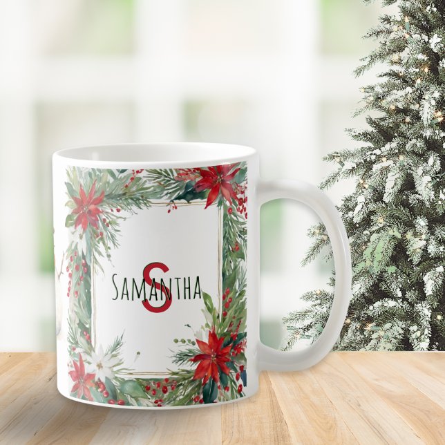 Mug Botaniques élégantes de Noël et d'hiver avec monog (A Christmas mug with monogram and elegant red and green winter botanicals)