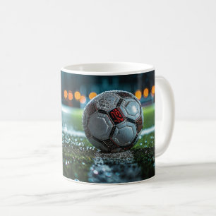 Mug Boule de soccer sur le terrain humide vide