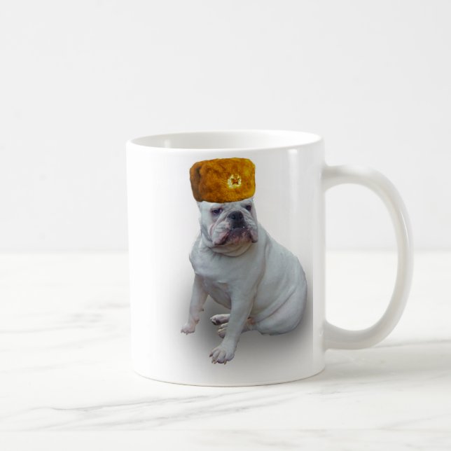Mug Bouledogue avec le casquette de fourrure russe (Droite)