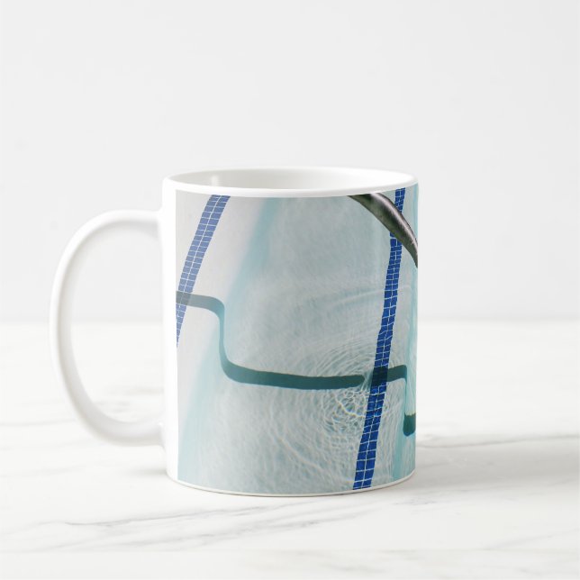Mug Bracelet noir sur piscine bleue (Gauche)