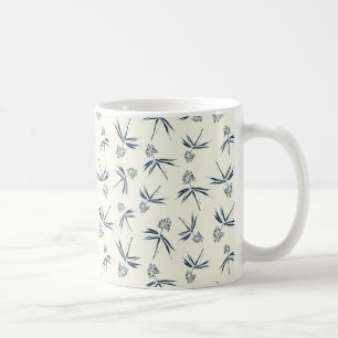 Mug Branches bleues sur crème - motif sans soudure.