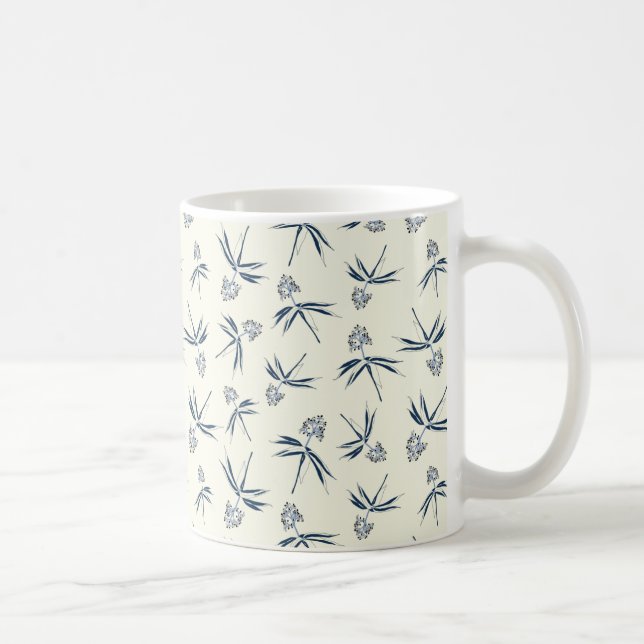 Mug Branches bleues sur crème - motif sans soudure. (Droite)