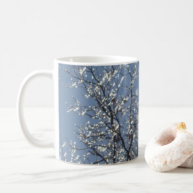 Mug Branches givrées sous un ciel bleu d'hiver (Avec donut)