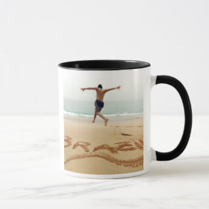 Mug BRÉSIL. Un homme barechest en maillot de bain